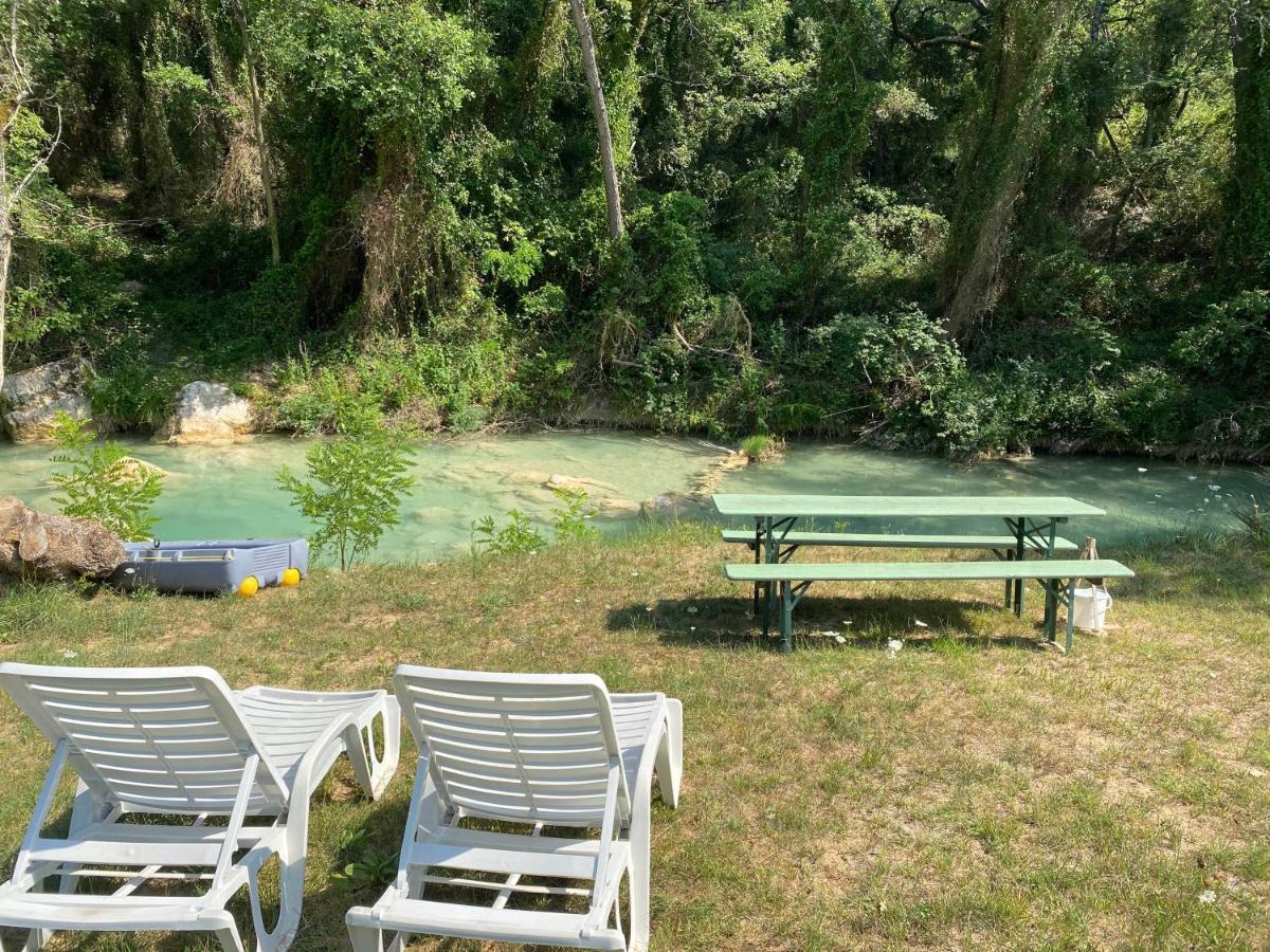 Les Mazets De La Cascade Apartment Salernes Bagian luar foto