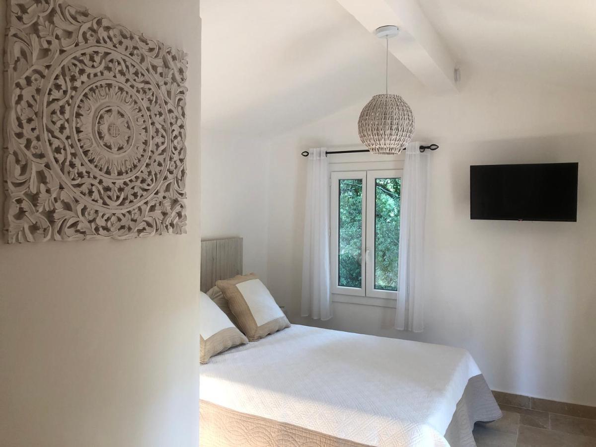 Les Mazets De La Cascade Apartment Salernes Bagian luar foto